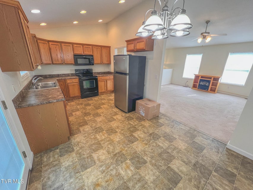 Photo #5: 612 Willow Court