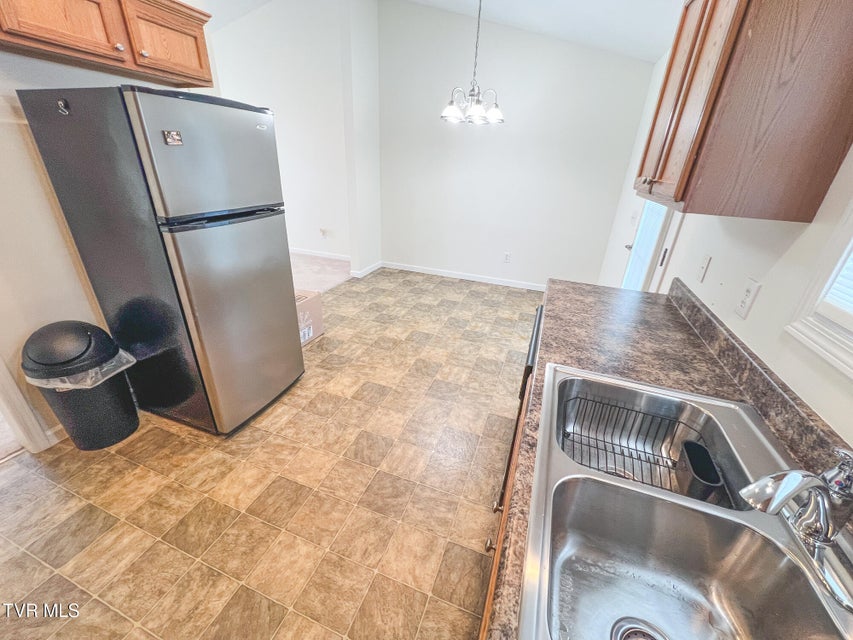 Photo #7: 612 Willow Court