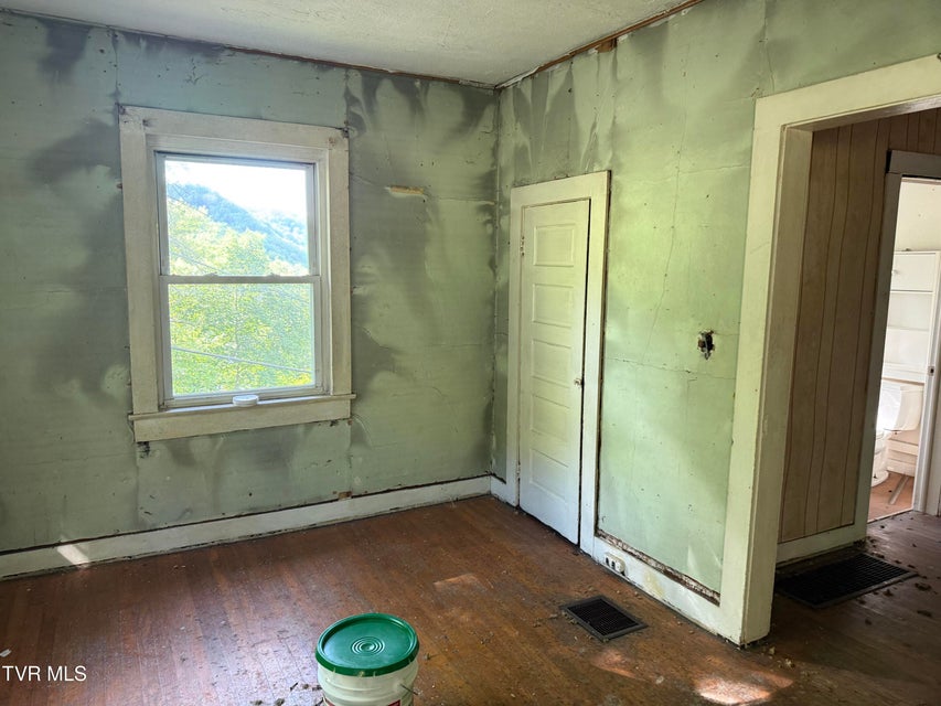 Photo #5: 705 Blondell Avenue