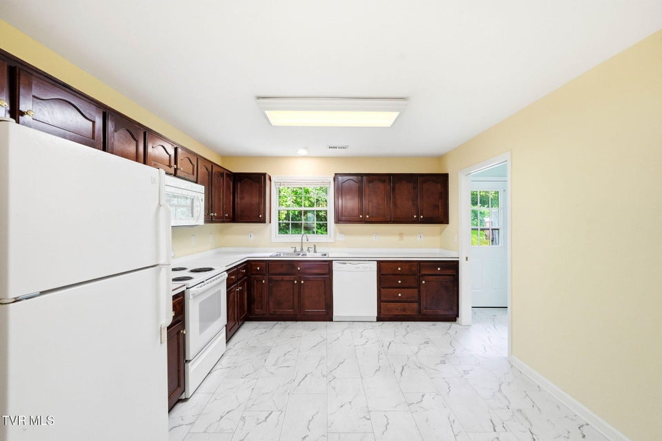 Photo #3: 2425 Lakeview Drive