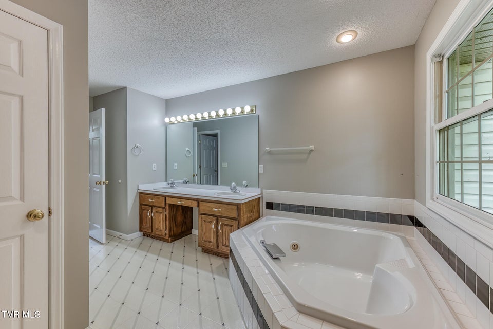 Photo #14: 120 Hillview Court
