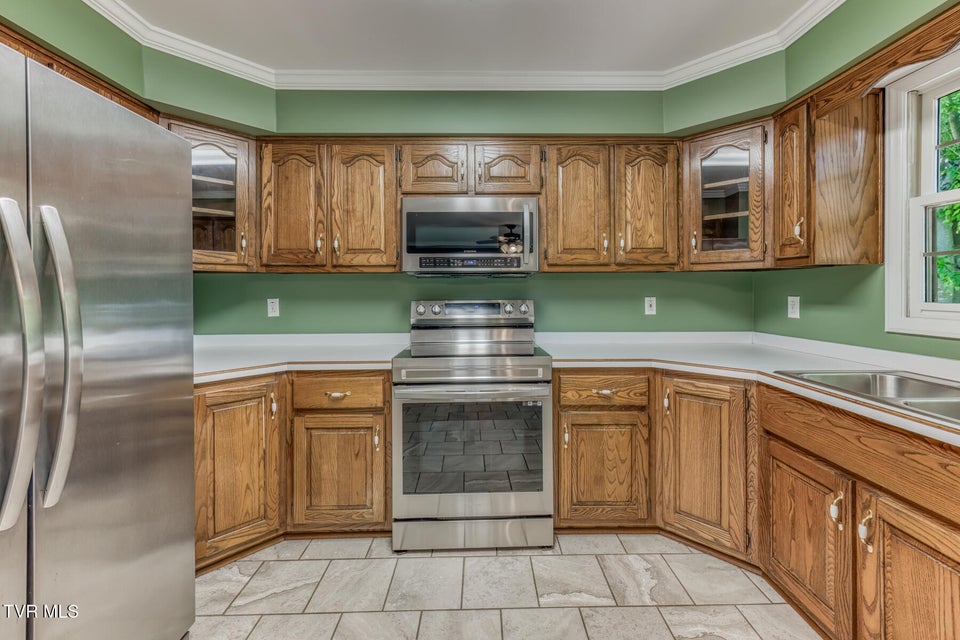Photo #28: 120 Hillview Court