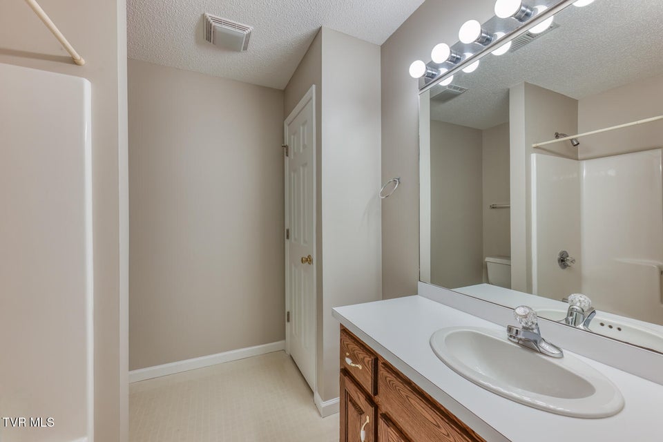 Photo #41: 120 Hillview Court