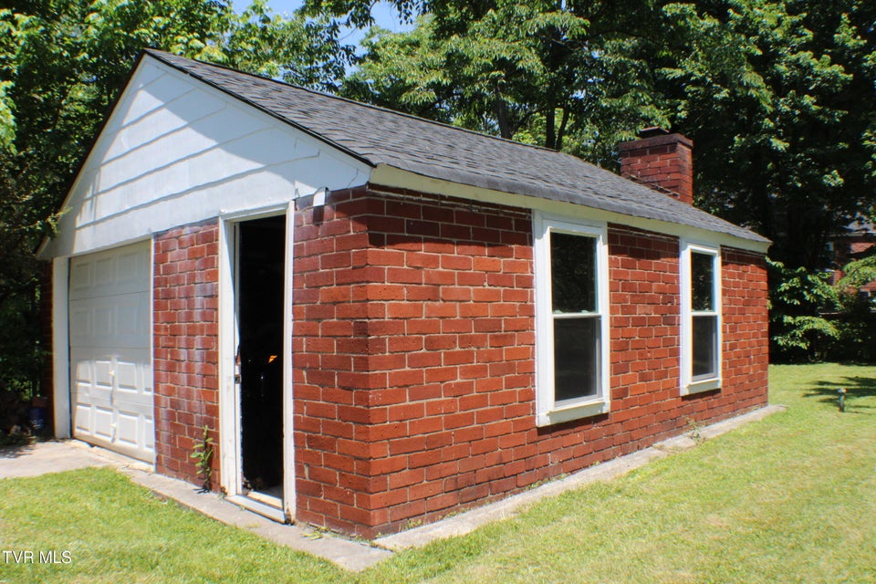 Photo #29: 2032 Sherwood Road