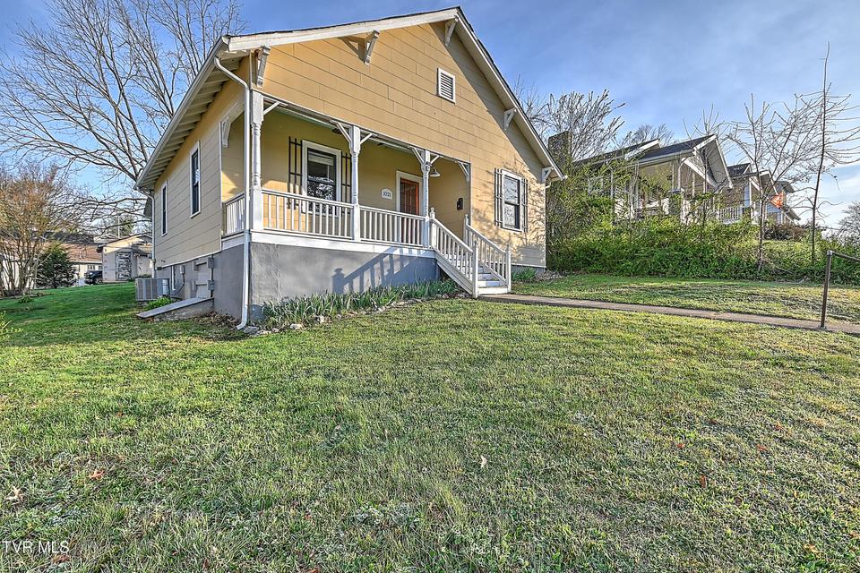 Photo #33: 1021 Lawrence Avenue