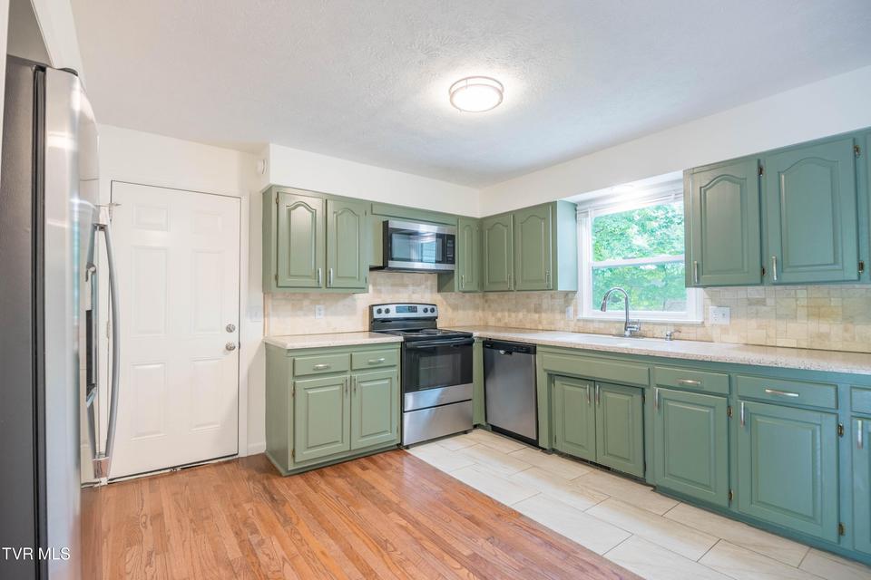 Photo #8: 1404 Brentwood Drive