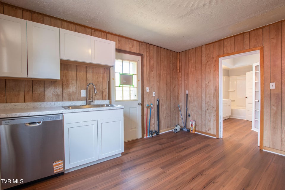 Photo #19: 708 Portsmouth Avenue