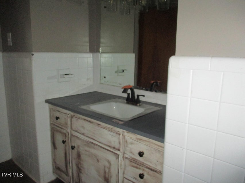 Photo #6: 206 Cloverdale Place