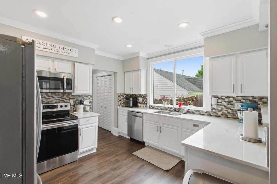 Photo #10: 1200 7th Avenue