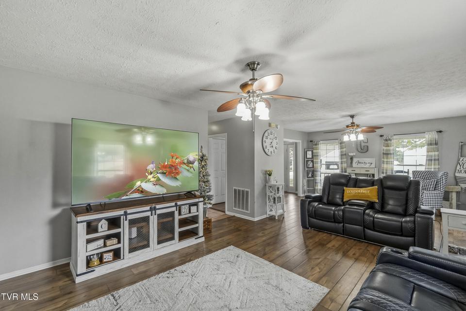 Photo #8: 410 Appian Way