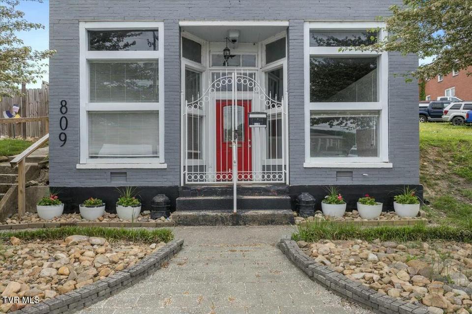 Photo #2: 809 Sullivan Street
