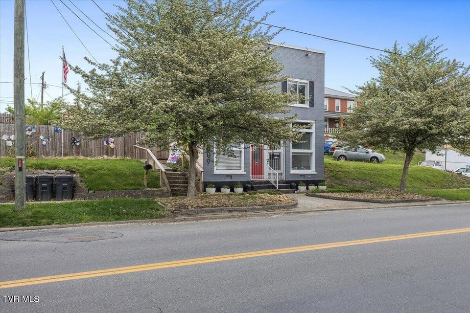 Photo #5: 809 Sullivan Street