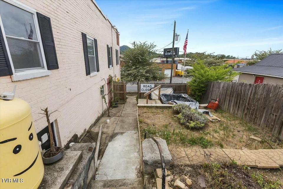 Photo #23: 809 Sullivan Street