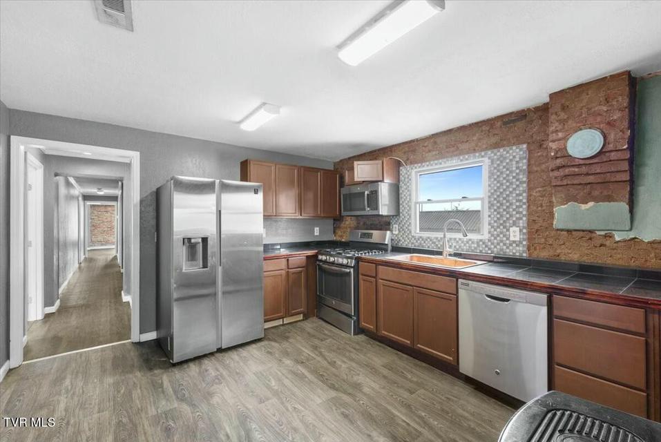 Photo #31: 809 Sullivan Street