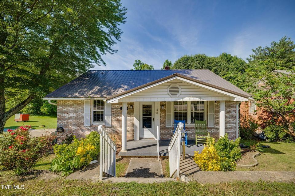 Photo #3: 146 Arbutus Avenue
