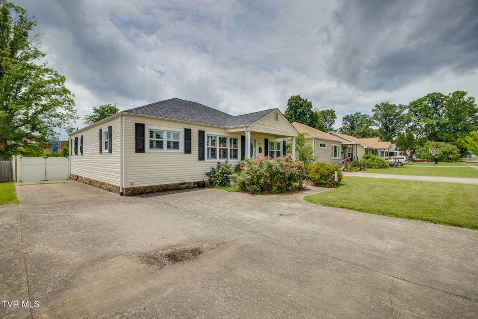 Photo #2: 1826 Kenwood Road