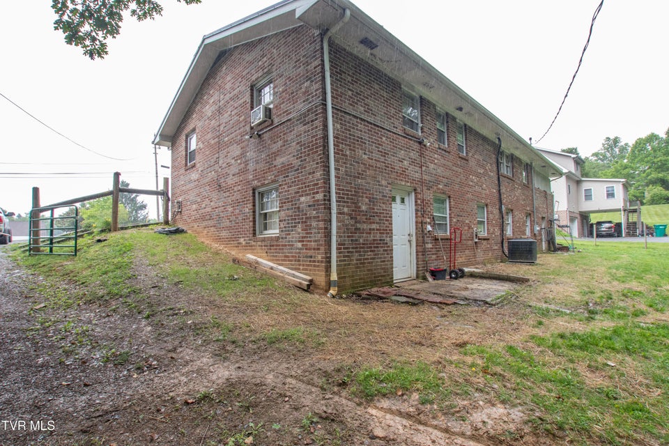 Photo #8: 19201 Moulin Street