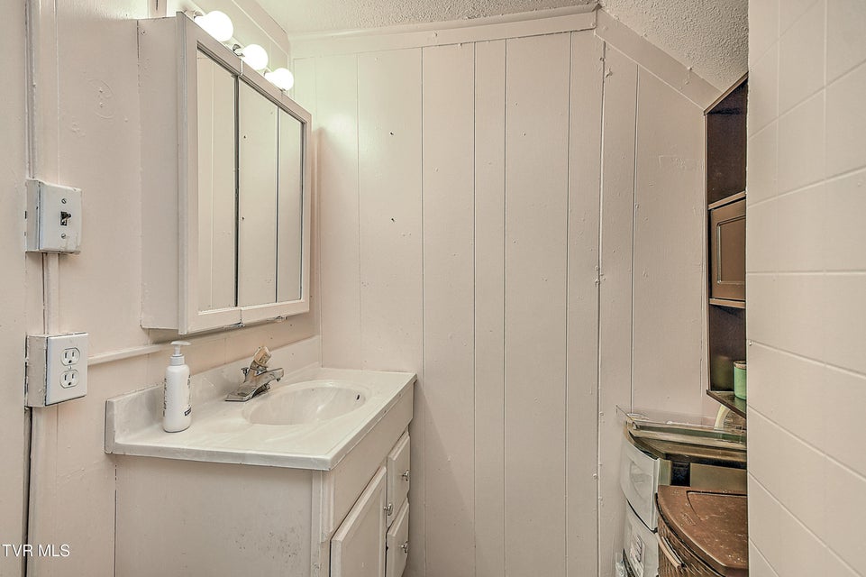 Photo #37: 713 Ash Street