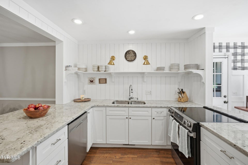 Photo #9: 901 Beechwood Drive