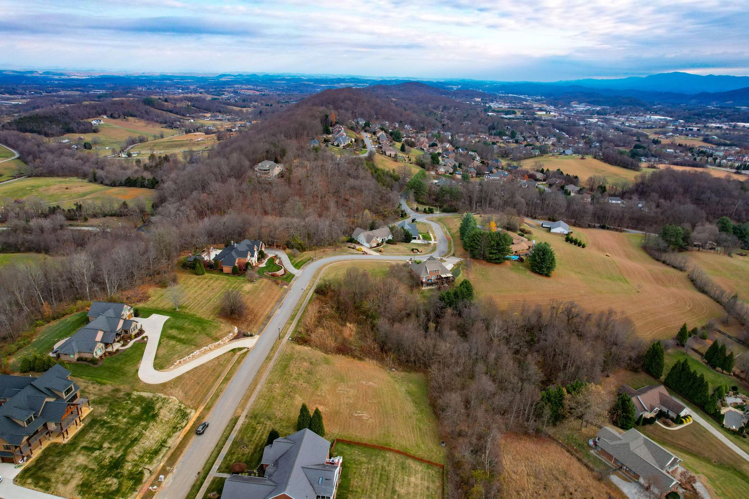 125 Simmons Ridge Ridge, Johnson City, Tennessee 37604 — Apple.Re