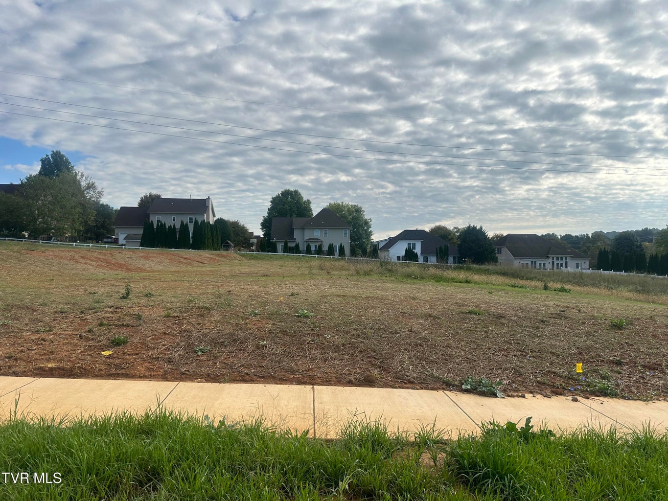 24 Glaze Farm Way, Johnson City, Tennessee 37601 // Apple.Re