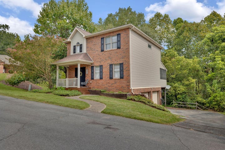 1st photo of 521 Willowbrook 