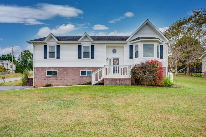 1st photo of 102 Meadow View Farms Drive