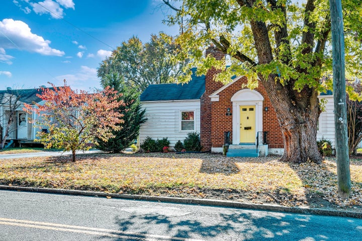 1st photo of 997 Sullivan Street