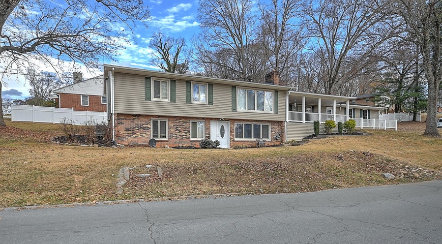 1st photo of 606 Golf Course Drive