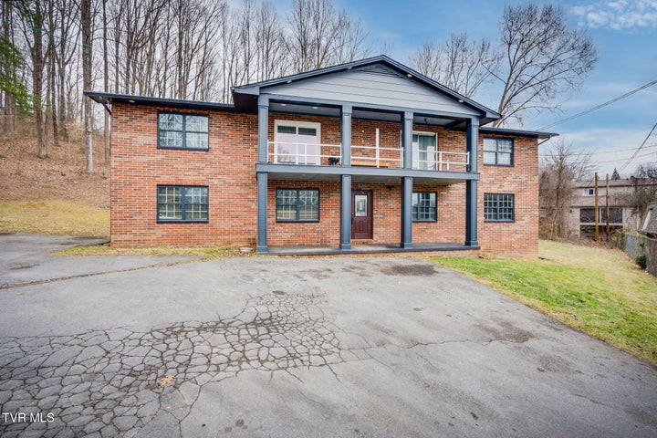 1st photo of 1810 Parkwood Lane
