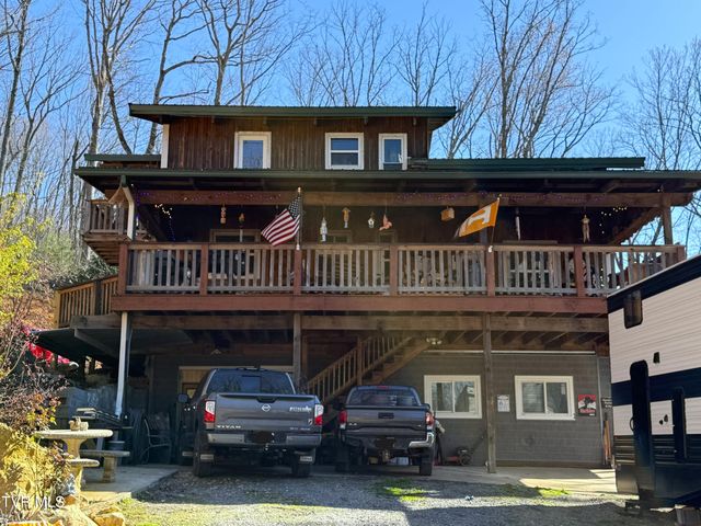 1st photo of 180 Grand Country Drive