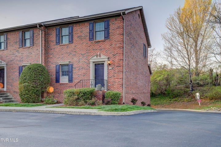1st photo of 38 Oak Leaf Circle