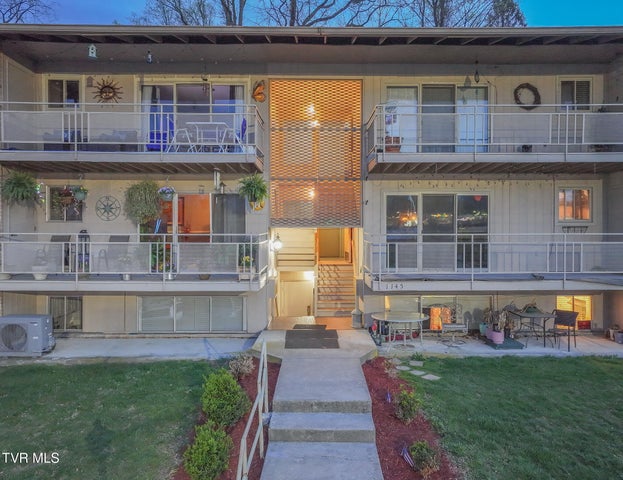 1st photo of 1145 Carriage Circle
