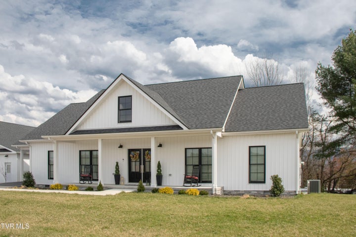 1st photo of 210 Lakeview Estates Drive
