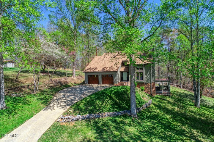 1st photo of 804 Seven Oaks Drive