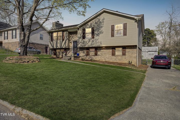 1st photo of 1424 Overton Lane