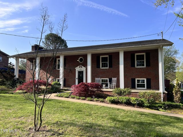 1st photo of 2215 Knob Creek Road
