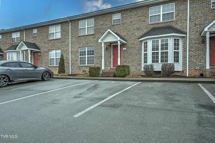 1st photo of 305 Waterford Court