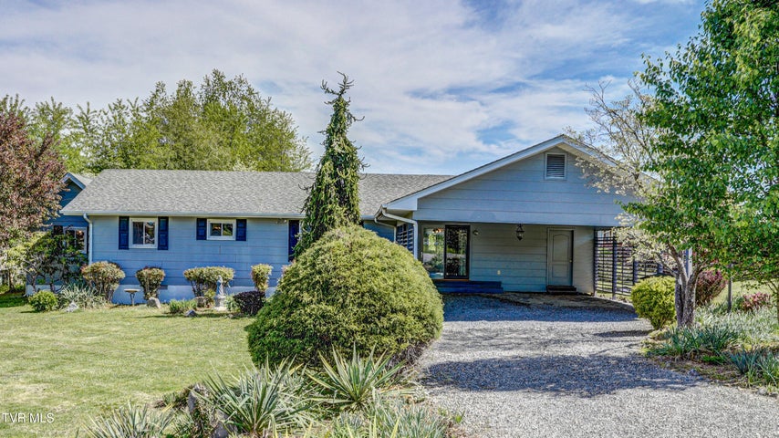 1st photo of 202 Redwood Road