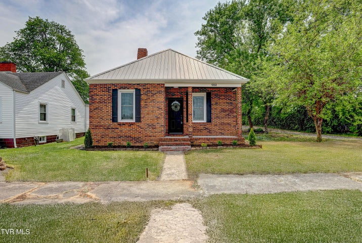 1st photo of 908 Columbia Road