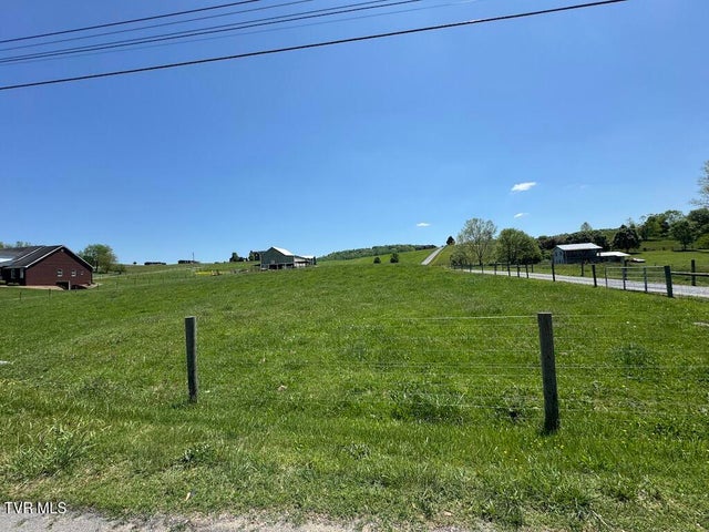 1st photo of 975 Beaver Creek Road