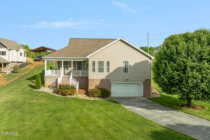 1st photo of 208 Lakefront Lane