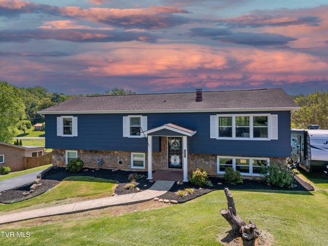 1st photo of 405 Oriole Drive