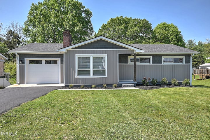 1st photo of 305 Blue Bonnet Drive