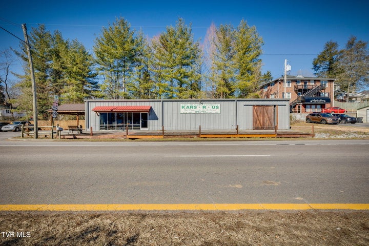 1st photo of 710 Volunteer Parkway
