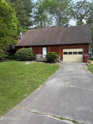 1st photo of 904 Hanson Drive
