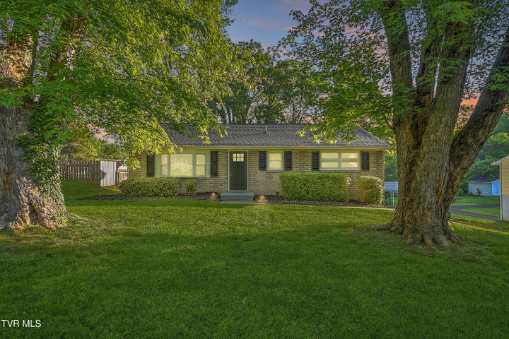1st photo of 116 Lakeview Circle