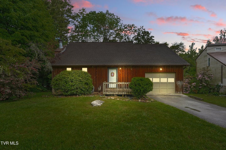 1st photo of 904 Hanson Drive