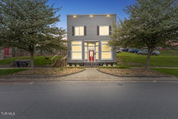 1st photo of 809 Sullivan Street