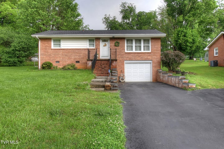 1st photo of 320 Swanee Drive